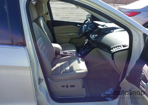 2016 Ford Escape Titanium z USA, uszkodzony, nr VIN 1FMCU9J91GUC53569